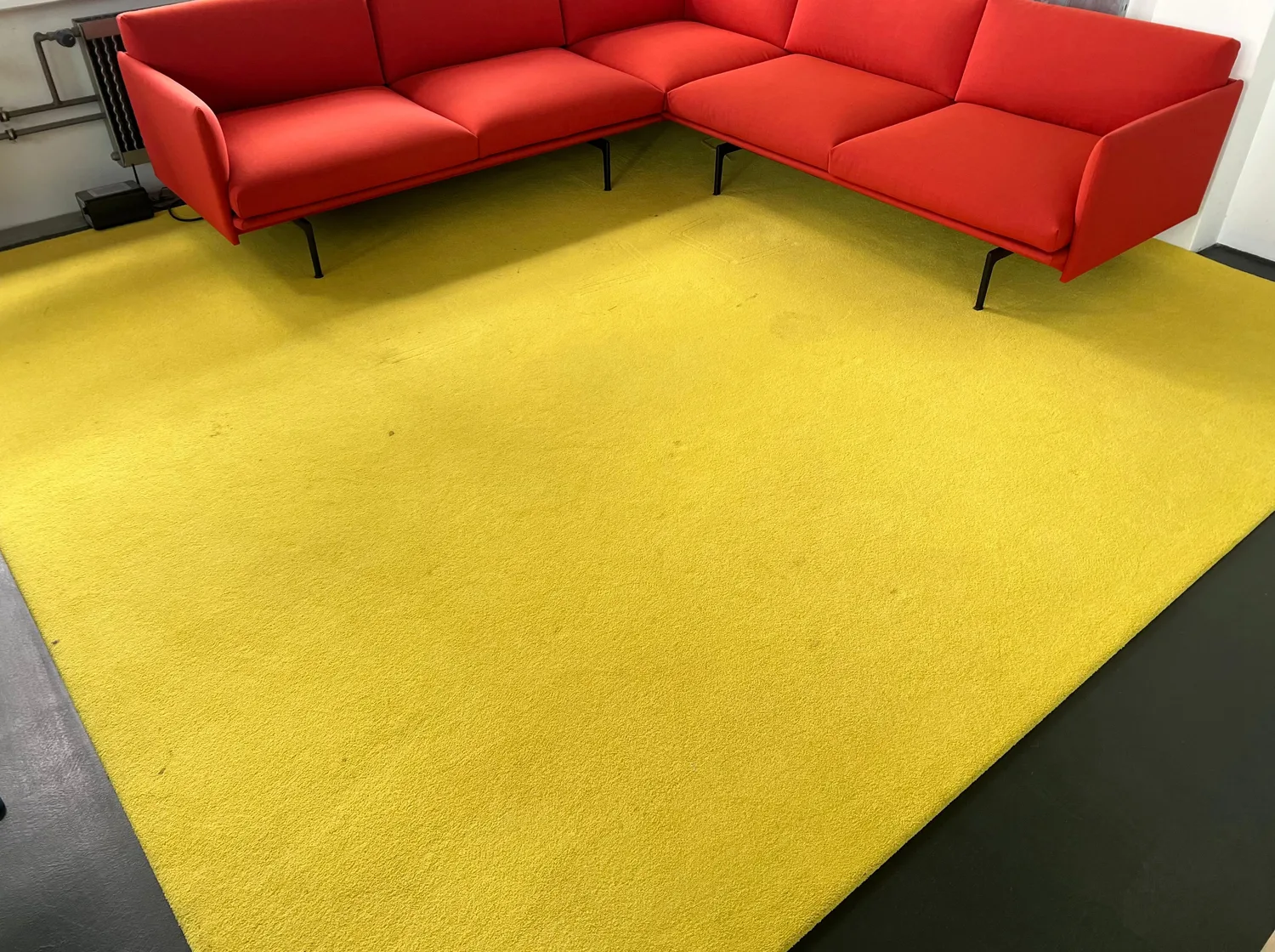 Teppichboden im Büro vor der Reinigung durch VALOR