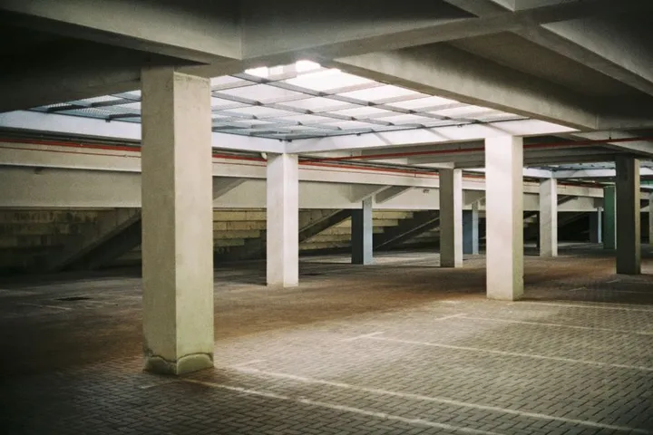 Tiefgaragen- & Parkhausreinigung